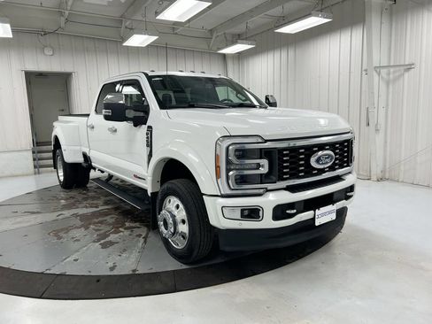 Used 2023 Ford F450 Platinum w/ FX4 Off-Road Package AWD/4WD image 2