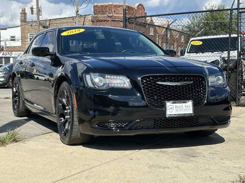 Used 2019 Chrysler 300 Touring w/ Sport Appearance Package RWD image 3