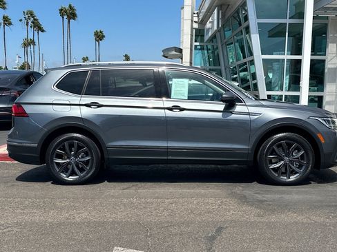Used 2023 Volkswagen Tiguan SE w/ Panoramic Sunroof Package FWD image 3