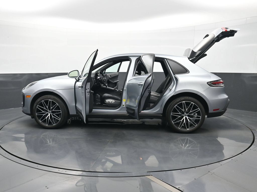 Certified 2025 Porsche Macan AWD/4WD image 28