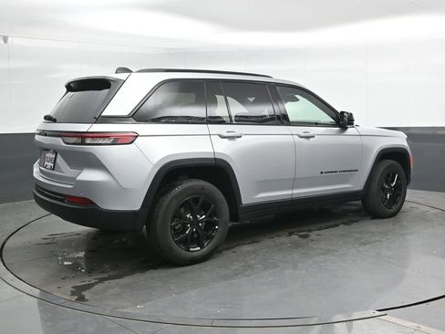 Used 2025 Jeep Grand Cherokee Altitude AWD/4WD image 2