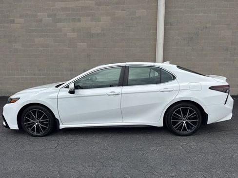 Used 2023 Toyota Camry SE w/ Cold Weather Package image 8