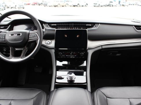 Used 2023 Jeep Grand Cherokee Limited image 12