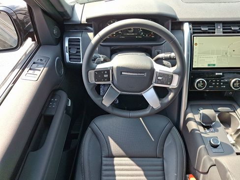 New 2025 Land Rover Discovery S image 9
