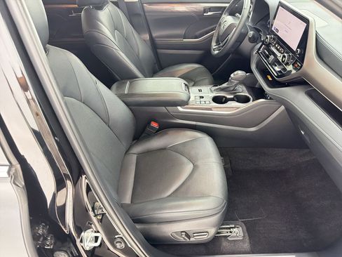 Used 2024 Toyota Highlander Limited image 29