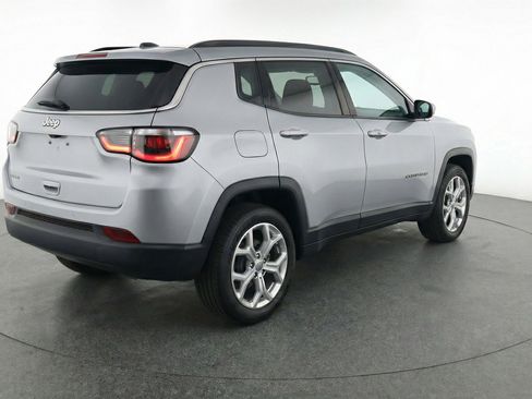 Used 2025 Jeep Compass Latitude image 9