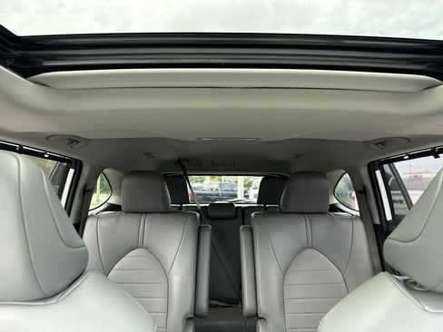 Used 2022 Toyota Highlander XLE AWD/4WD image 32