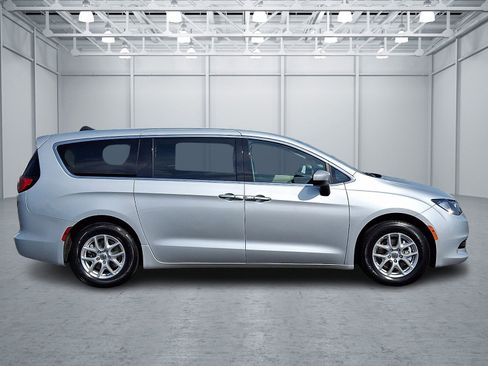 Used 2022 Chrysler Voyager LX FWD image 7