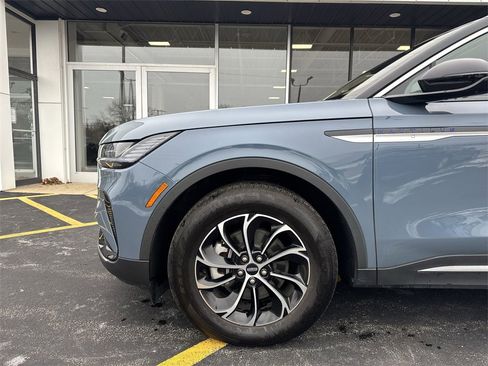 Used 2025 Lincoln Nautilus Premier image 19