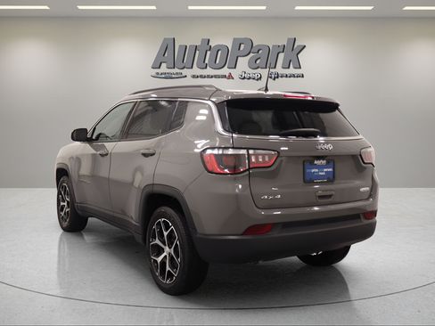 Used 2024 Jeep Compass Latitude AWD/4WD image 7