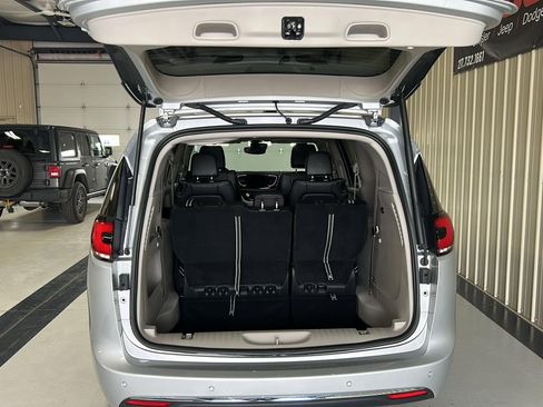 Used 2024 Chrysler Pacifica Touring-L image 9