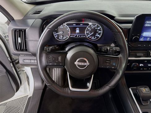 Used 2024 Nissan Pathfinder SL AWD/4WD image 12