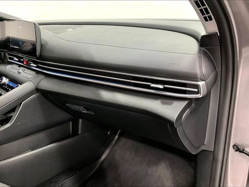 Used 2023 Hyundai Elantra Limited FWD image 19