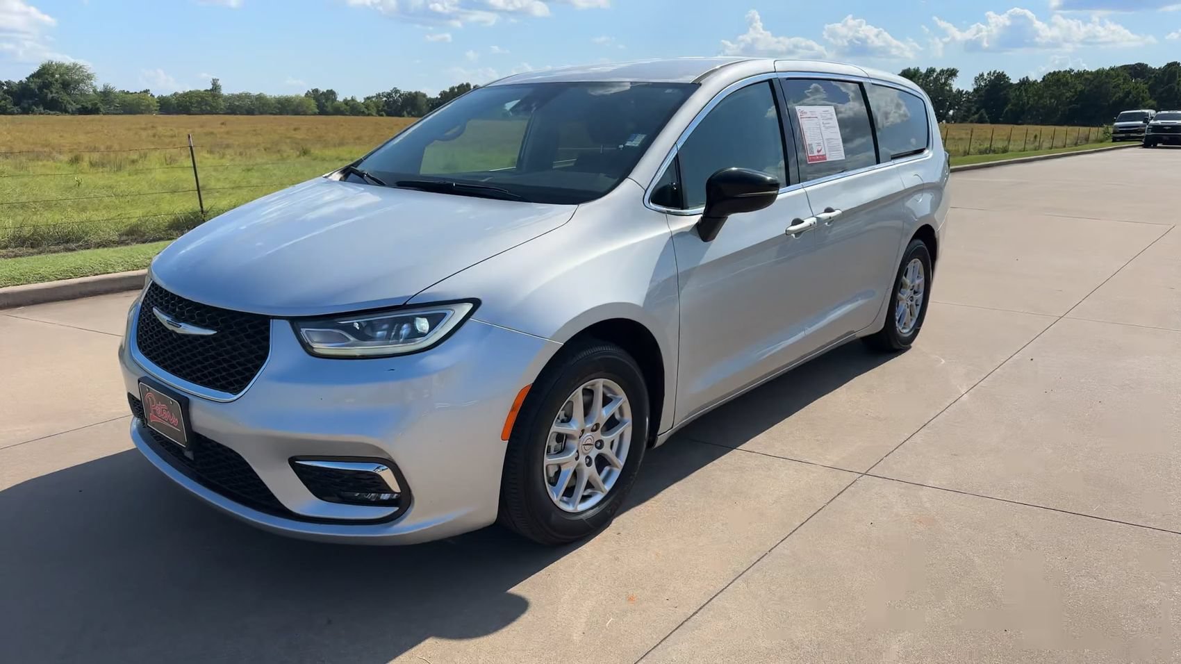 Used 2024 Chrysler Pacifica Touring-L FWD image 5