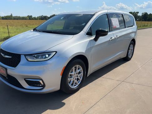 Used 2024 Chrysler Pacifica Touring-L FWD image 5