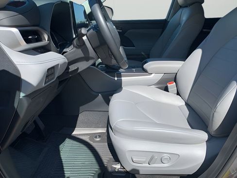 Used 2023 Toyota Highlander XLE image 10