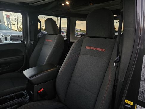 Used 2025 Jeep Wrangler Unlimited Rubicon image 13