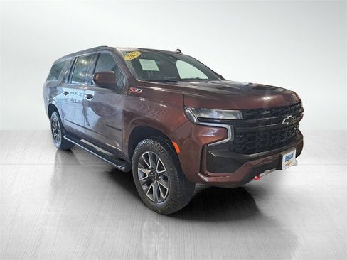 Used 2023 Chevrolet Suburban Z71 image 3