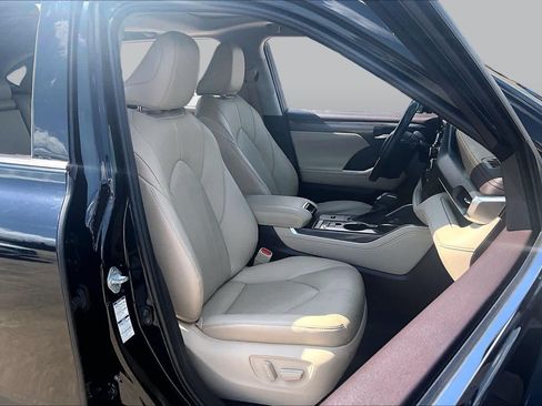 Used 2021 Toyota Highlander Limited AWD/4WD image 9