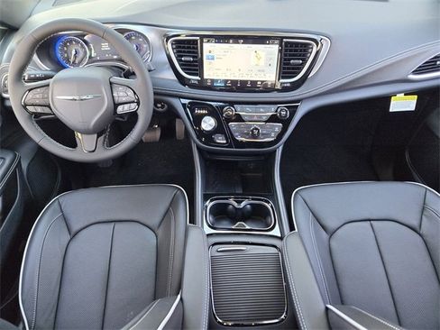 New 2026 Chrysler Pacifica Limited image 18