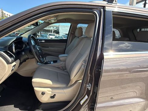 Used 2019 Jeep Grand Cherokee Laredo w/ 18" Wheel & 8.4" Radio Group AWD/4WD image 23