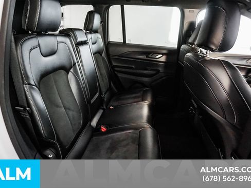 Used 2025 Jeep Grand Cherokee Altitude AWD/4WD image 17