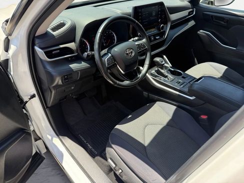 Used 2020 Toyota Highlander LE image 16