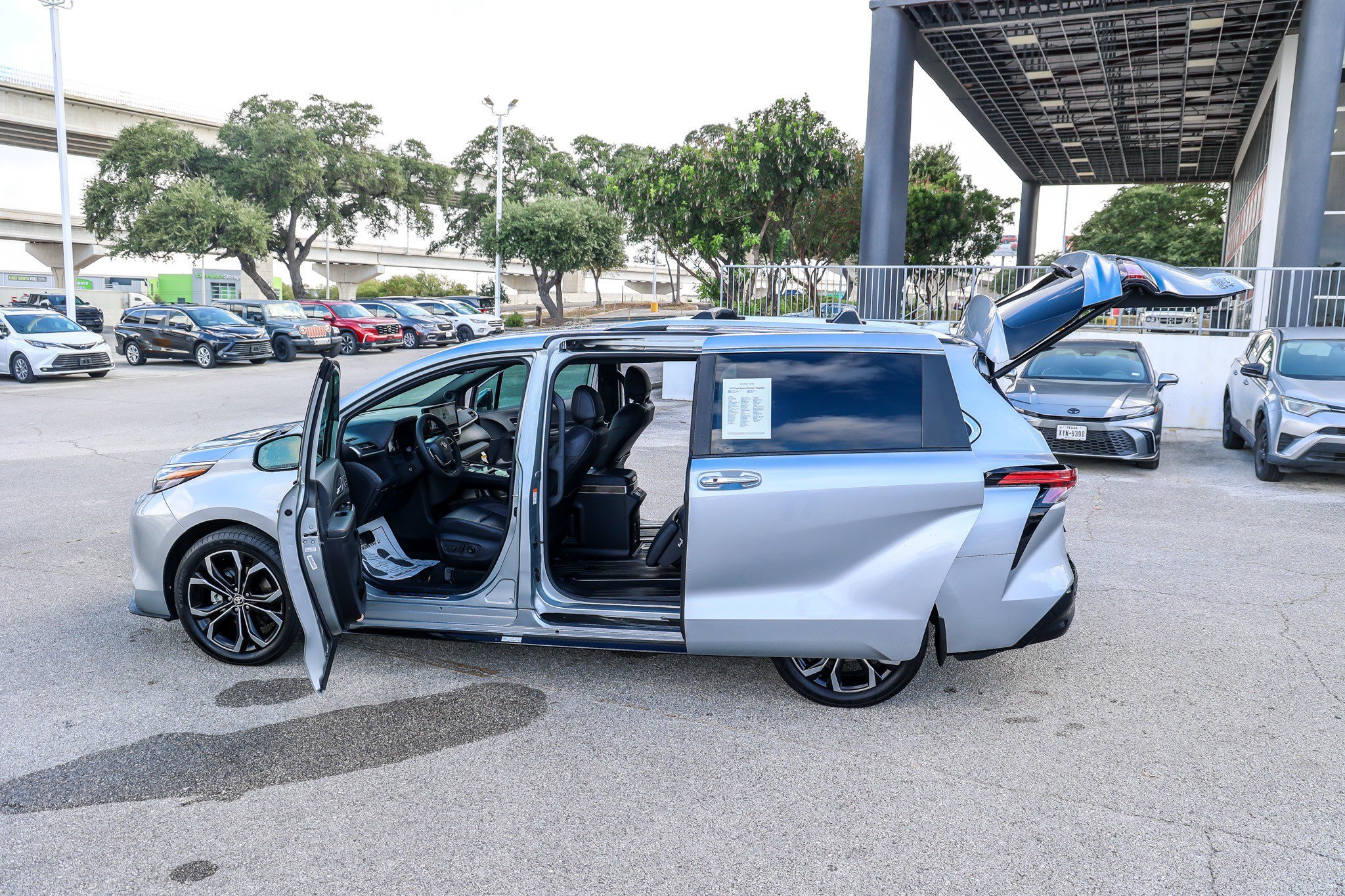 Certified 2025 Toyota Sienna Platinum FWD image 11