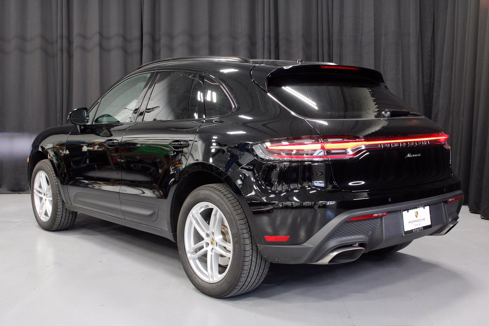 Certified 2025 Porsche Macan AWD/4WD image 3
