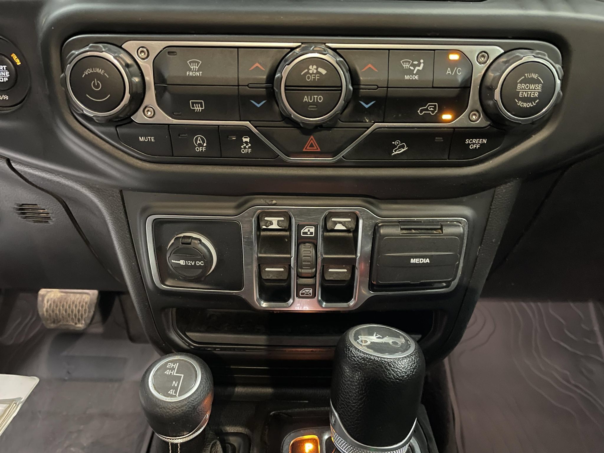 Used 2019 Jeep Wrangler Unlimited Sahara AWD/4WD image 14