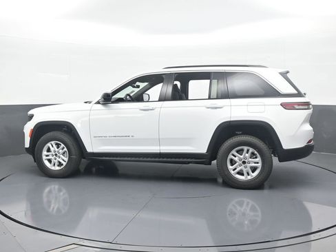 Used 2025 Jeep Grand Cherokee Laredo image 3