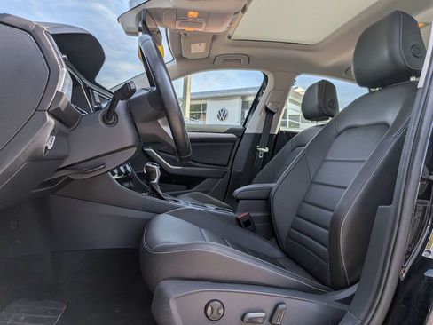 Used 2024 Volkswagen Jetta SE FWD image 2