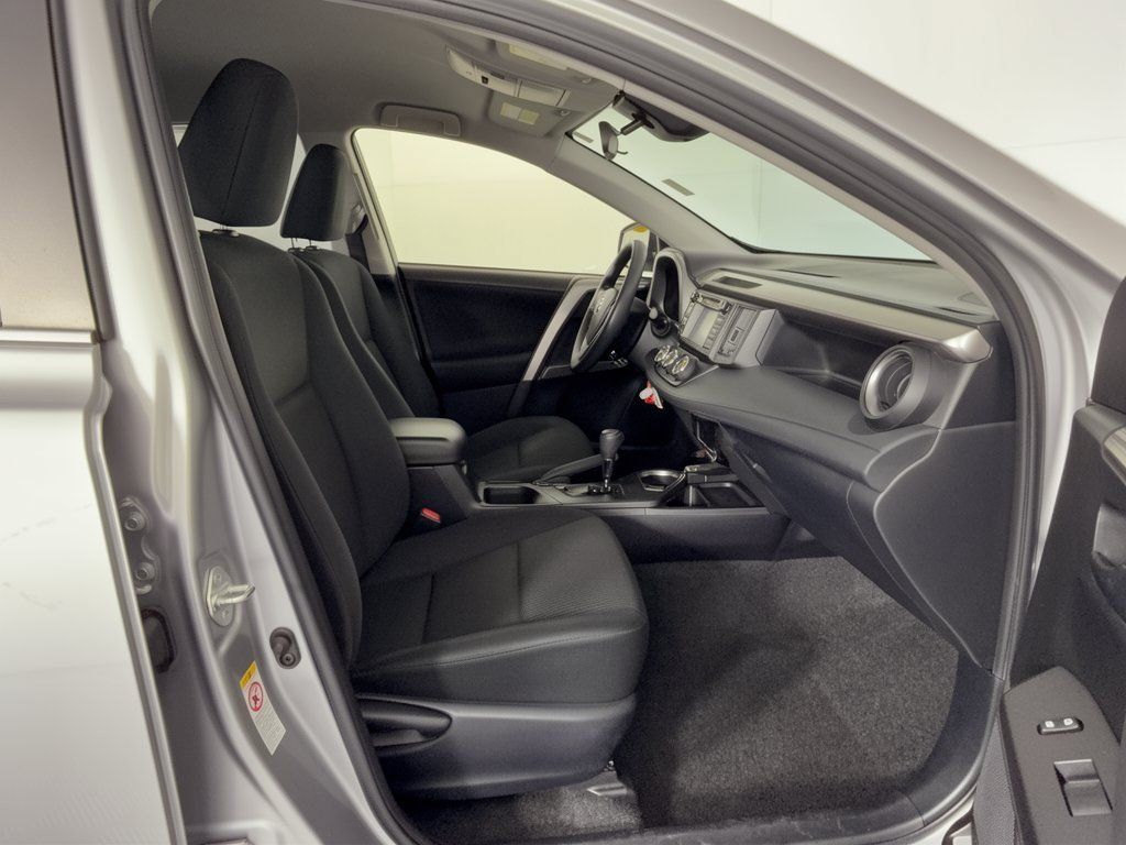 Used 2018 Toyota RAV4 LE w/ Carpet Mat Package AWD/4WD image 30