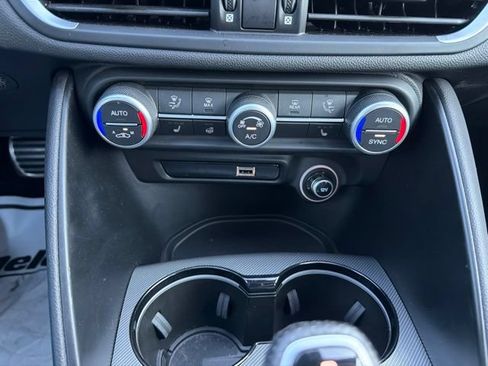 Used 2022 Alfa Romeo Giulia Veloce AWD/4WD image 20
