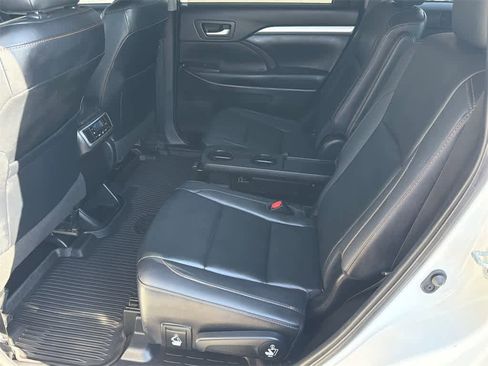 Used 2019 Toyota Highlander XLE w/ Carpet Mat Package (TMS) image 19
