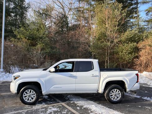 Used 2025 Toyota Tacoma SR5 image 2