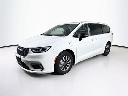 Used 2024 Chrysler Pacifica Limited FWD image 4