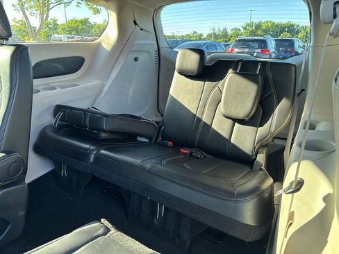 Used 2024 Chrysler Pacifica Touring-L FWD image 11