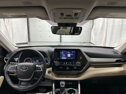 Used 2025 Toyota Highlander XLE image 44
