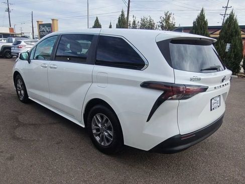 Used 2023 Toyota Sienna LE image 6