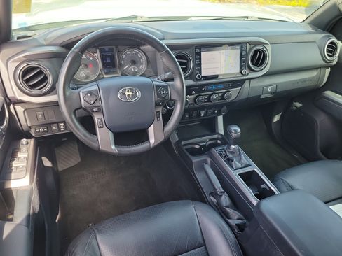 Used 2020 Toyota Tacoma TRD Sport w/ TRD Premium Sport Package AWD/4WD image 14