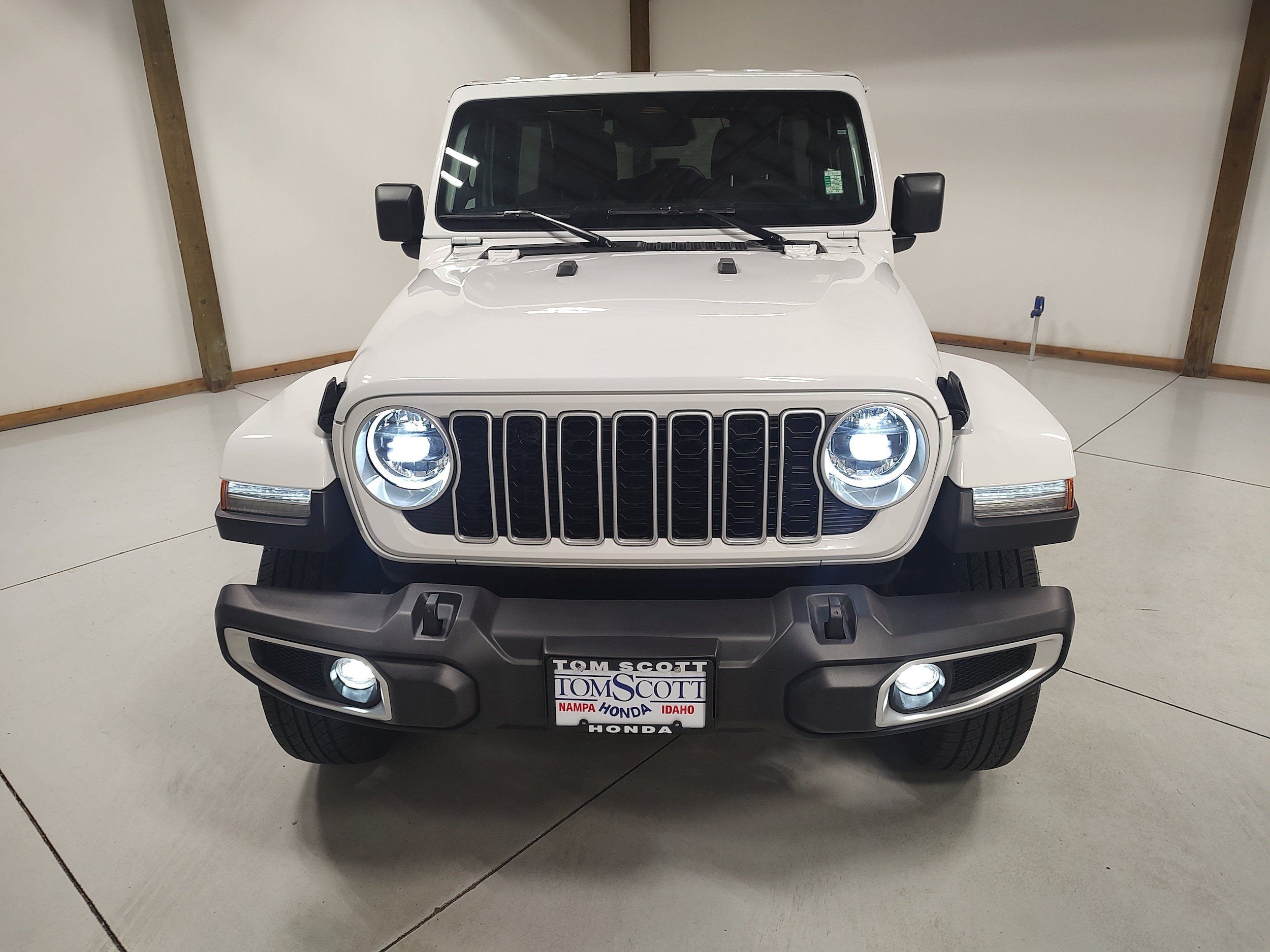 Used 2025 Jeep Wrangler Unlimited Sahara AWD/4WD image 3