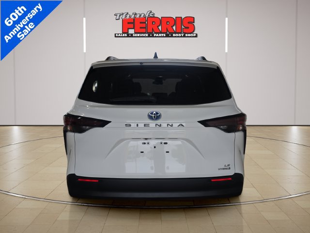 Used 2024 Toyota Sienna LE FWD image 4