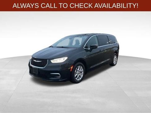 Used 2023 Chrysler Pacifica Touring-L image 3