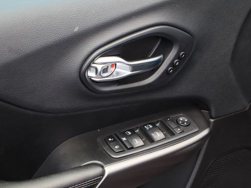 Used 2019 Jeep Cherokee Limited AWD/4WD image 20