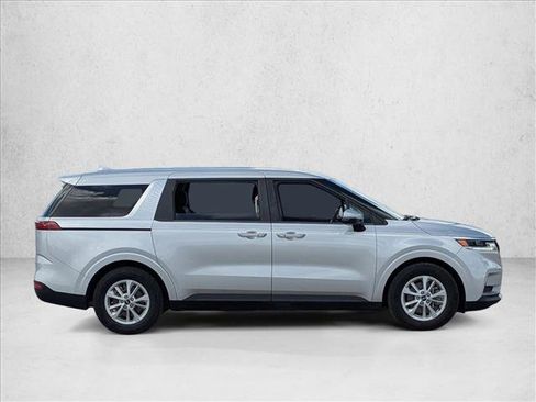 Used 2022 Kia Carnival LX image 4