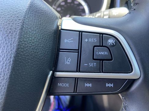 Used 2023 Toyota Highlander XLE FWD image 34