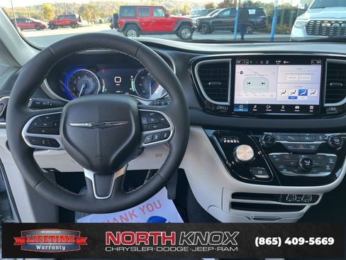 Used 2024 Chrysler Pacifica Touring-L image 8