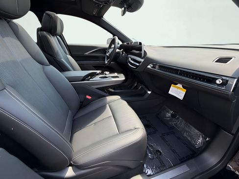 Used 2025 Cadillac Lyriq Luxury AWD/4WD image 28