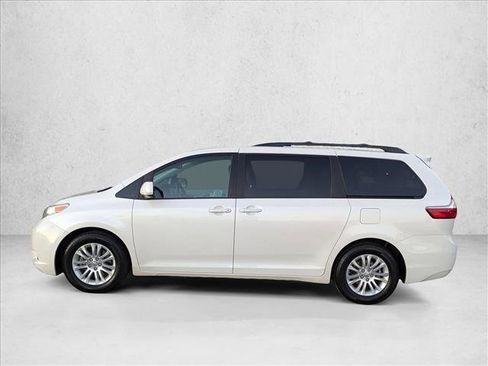 Used 2015 Toyota Sienna XLE image 9